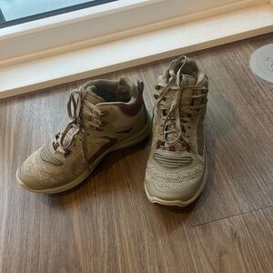 Never worn keen women’s waterproof hiking boots size 7.5.